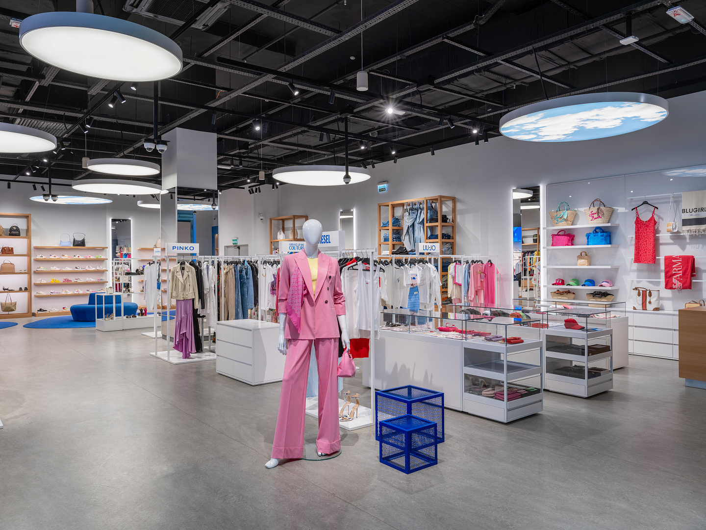 Grande Boutique SPACE by PROJECT architectural bureau